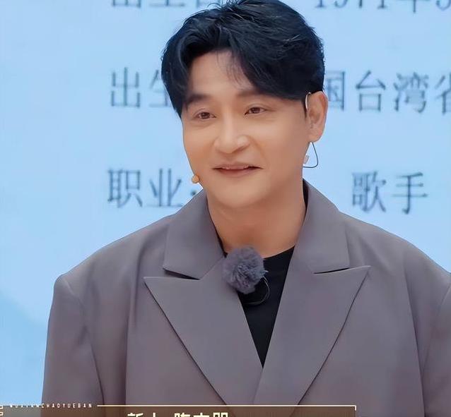 54岁陈志朋泪洒舞台拿第一，拼尽全力却难翻红，他错在哪？