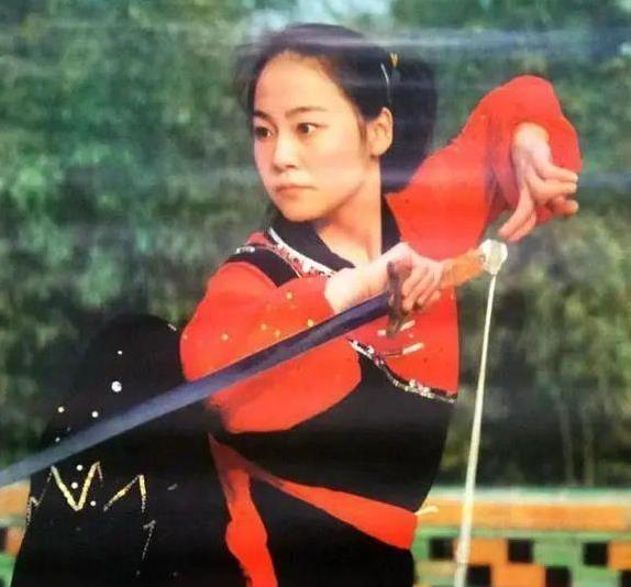 武术冠军拍电影走红全国，退圈后人生翻转，你猜谁最传奇？