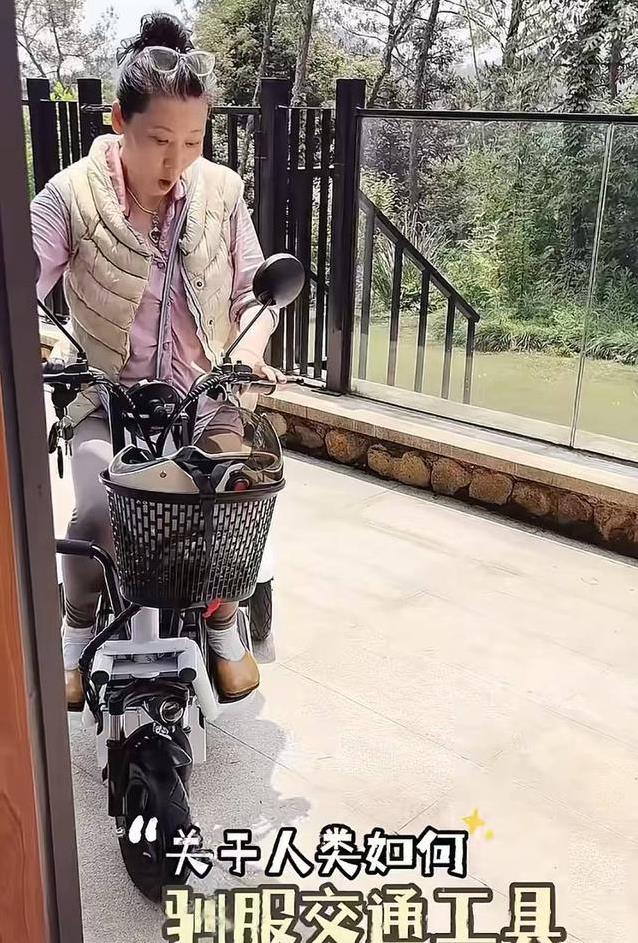 何赛飞别墅练三轮，62岁喊“刹不住”，网友：豪宅主人咋这么逗？