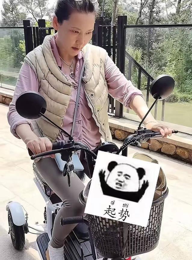 何赛飞别墅练三轮，62岁喊“刹不住”，网友：豪宅主人咋这么逗？