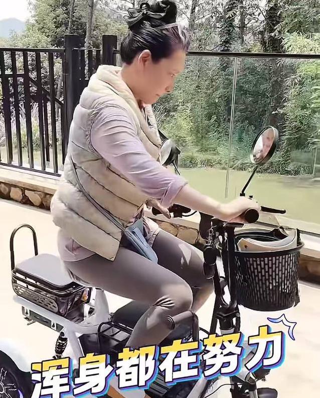 何赛飞别墅练三轮，62岁喊“刹不住”，网友：豪宅主人咋这么逗？