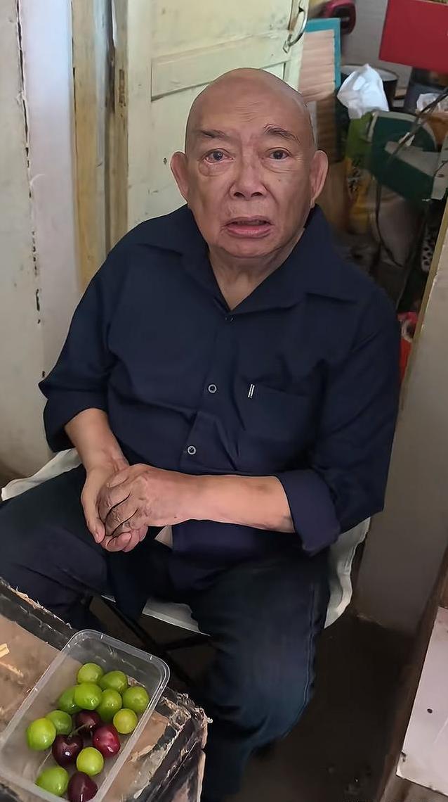 78岁黄一飞片场吃盒饭，顶着烈日拍戏不喊苦，他为啥还这么拼？