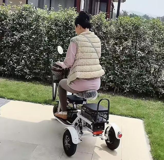 何赛飞别墅练三轮，62岁喊“刹不住”，网友：豪宅主人咋这么逗？