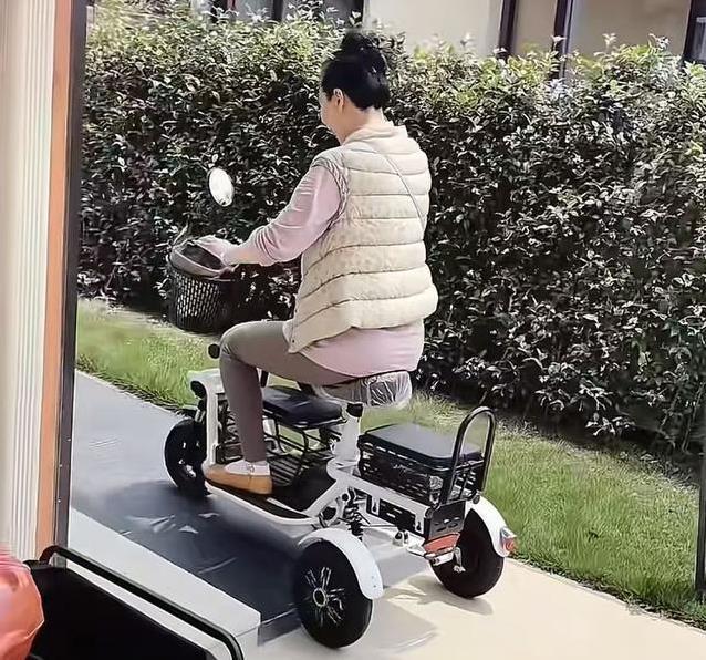 何赛飞别墅练三轮，62岁喊“刹不住”，网友：豪宅主人咋这么逗？