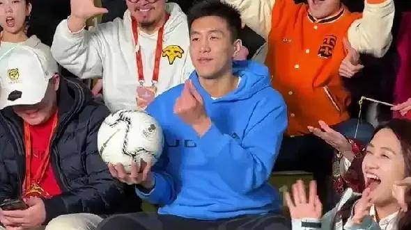 郭艾伦澳门综艺首秀！水仗大战燃爆全场，银白造型帅气十足