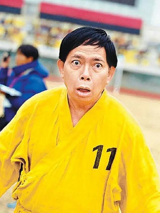 78岁黄一飞片场吃盒饭，顶着烈日拍戏不喊苦，他为啥还这么拼？