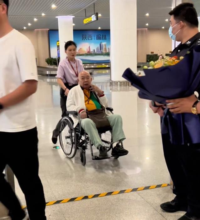 78岁黄一飞片场吃盒饭，顶着烈日拍戏不喊苦，他为啥还这么拼？