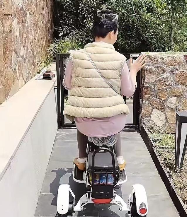 何赛飞别墅练三轮，62岁喊“刹不住”，网友：豪宅主人咋这么逗？