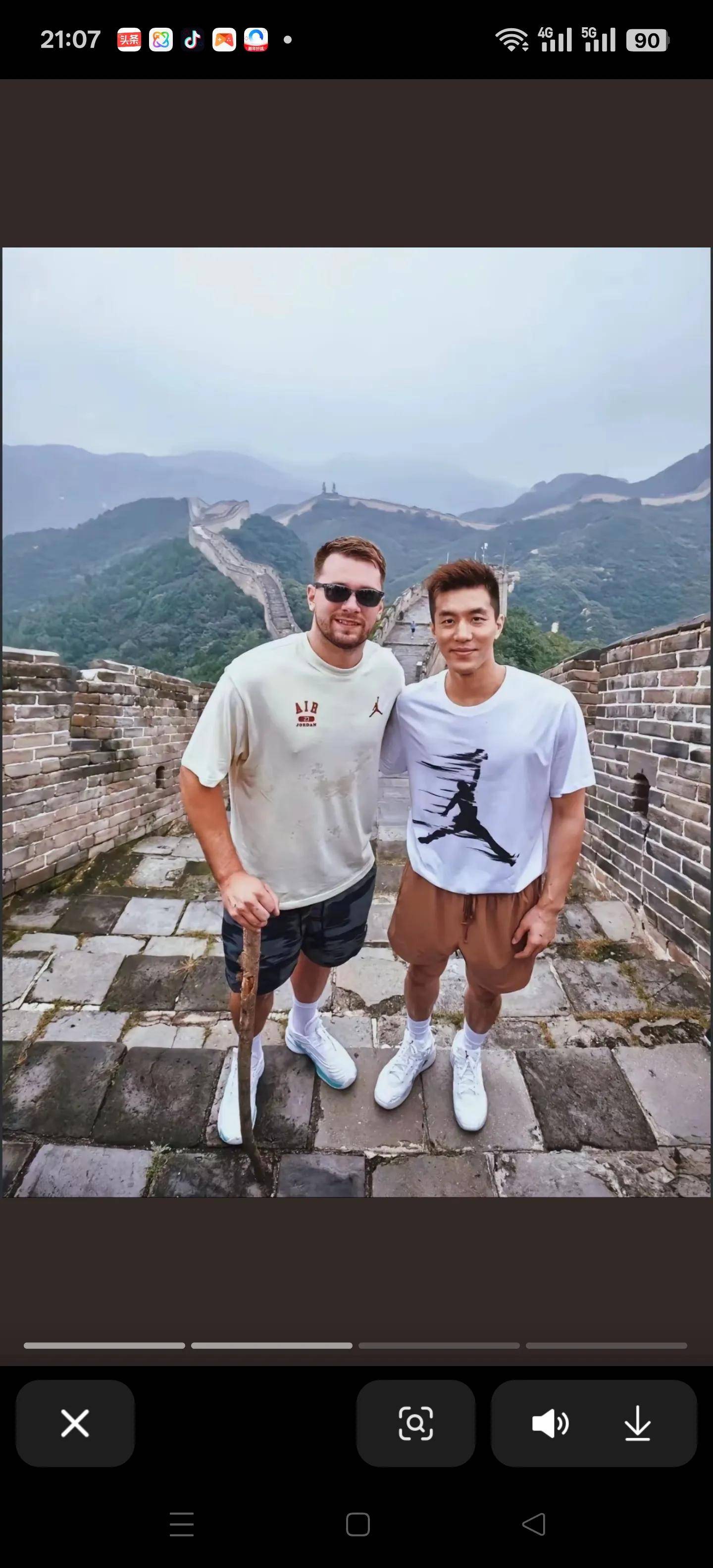 郭艾伦澳门综艺首秀！水仗大战燃爆全场，银白造型帅气十足