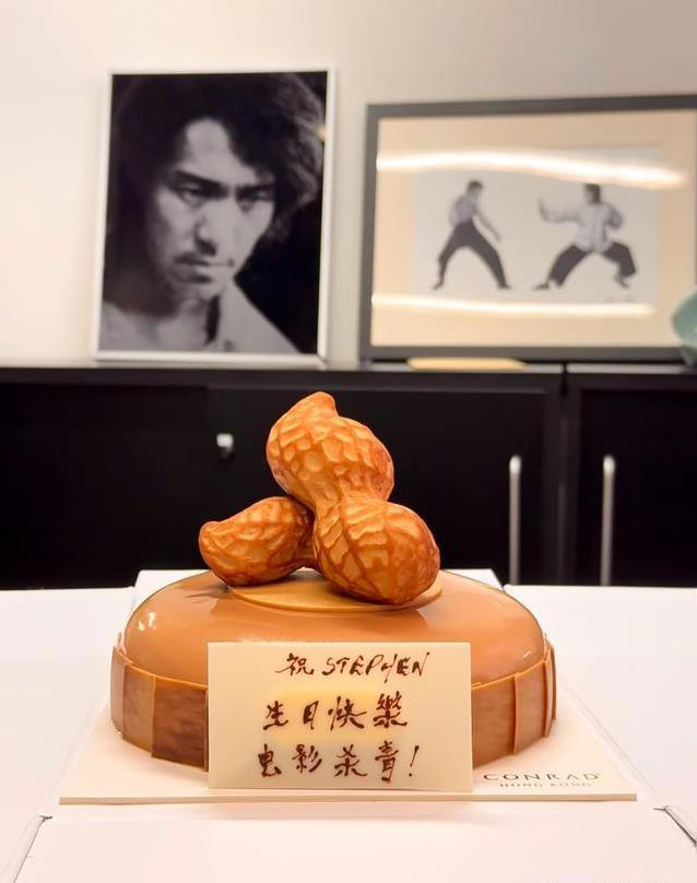 周星驰63岁生日忙拍戏,蛋糕小得可怜,林允十年祝福有多真?