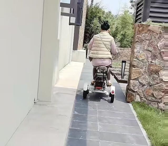 何赛飞别墅练三轮，62岁喊“刹不住”，网友：豪宅主人咋这么逗？