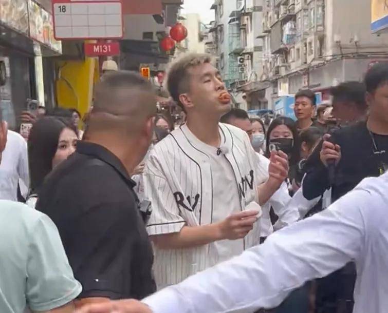 郭艾伦澳门综艺首秀！水仗大战燃爆全场，银白造型帅气十足