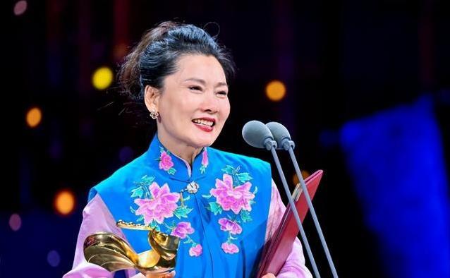 何赛飞别墅练三轮，62岁喊“刹不住”，网友：豪宅主人咋这么逗？