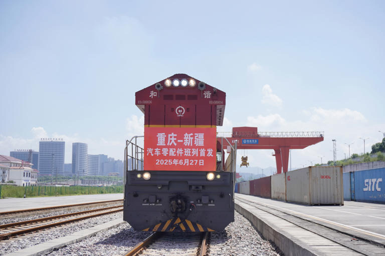 图为重庆至新疆汽车零配件首发班列。新华社发