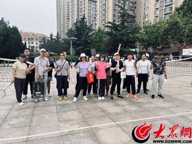 市北区水清沟街道河清路社区举办“‘羽’邻相约，乐在当夏”羽毛球友谊赛活动