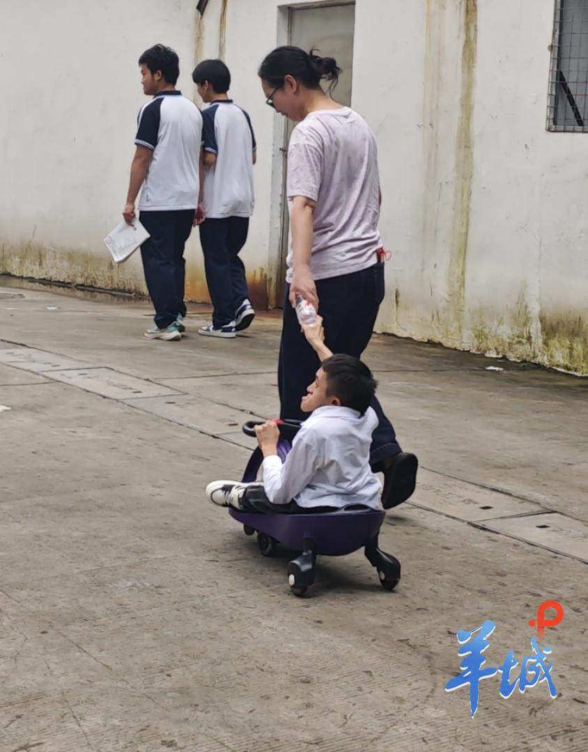 27岁的茂名“玻璃男孩”骑着扭扭车来省城参赛