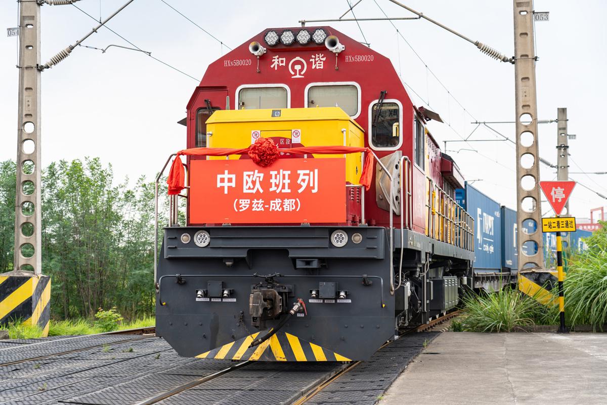 搭乘中欧班列成都世运会一批定制滑水设备抵蓉