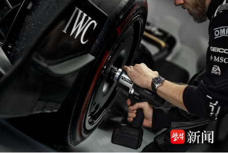 年过六旬飙赛车，布拉德·皮特新片《F1：狂飙飞车》燃得很