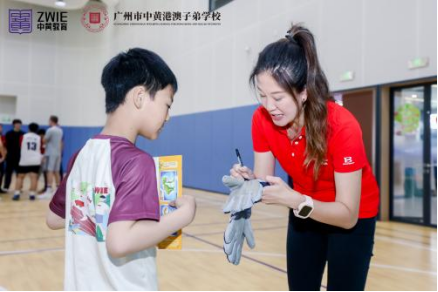体育冠军进中黄校园，港澳侨师生热情迎全运
