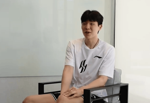 杨瀚森谈英语：不自信也得自信，他们听不懂是他们的问题