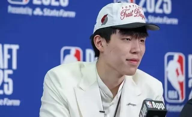 杨瀚森该不该打亚洲杯？杨毅一针见血，球迷喊话篮协 别学王治郅