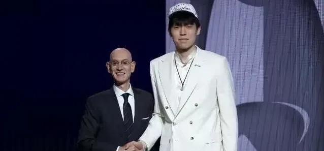 杨瀚森该不该打亚洲杯？杨毅一针见血，球迷喊话篮协 别学王治郅