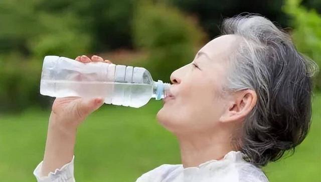 天气越热越不要轻易运动！提醒：60岁后，运动保持这个频次就好