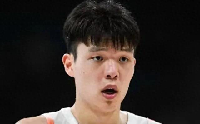 杨瀚森该不该打亚洲杯？杨毅一针见血，球迷喊话篮协 别学王治郅