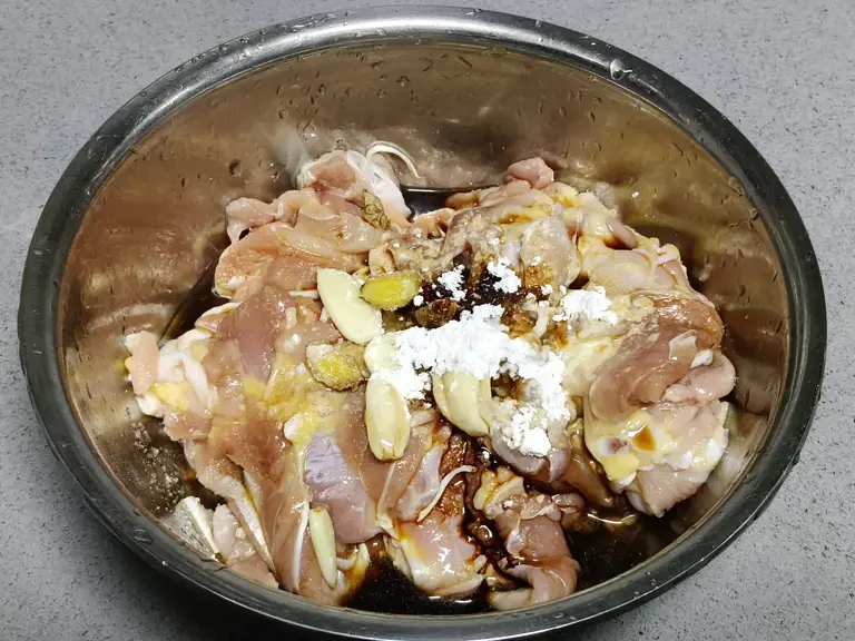 葱油鸡腿肉的做法，简单易学，香嫩多汁