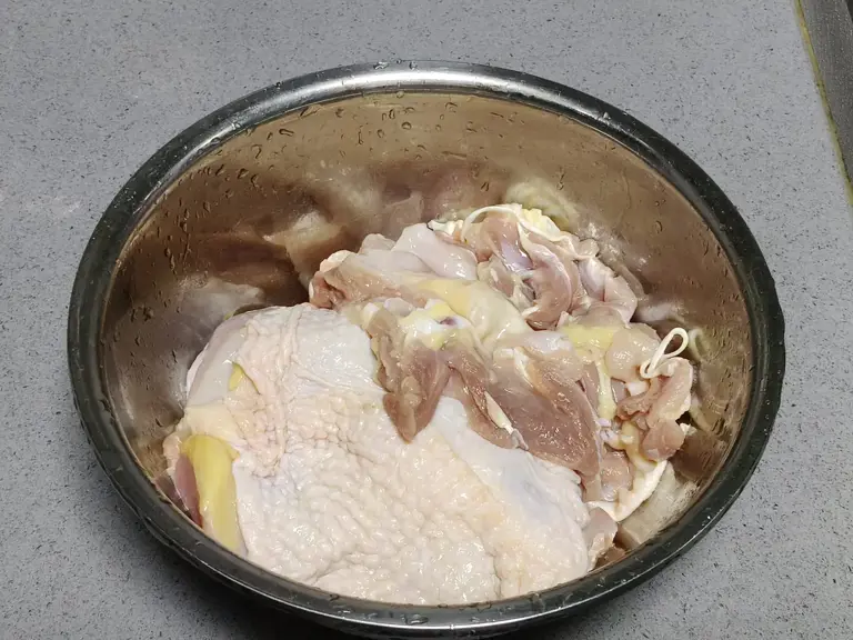 葱油鸡腿肉的做法，简单易学，香嫩多汁