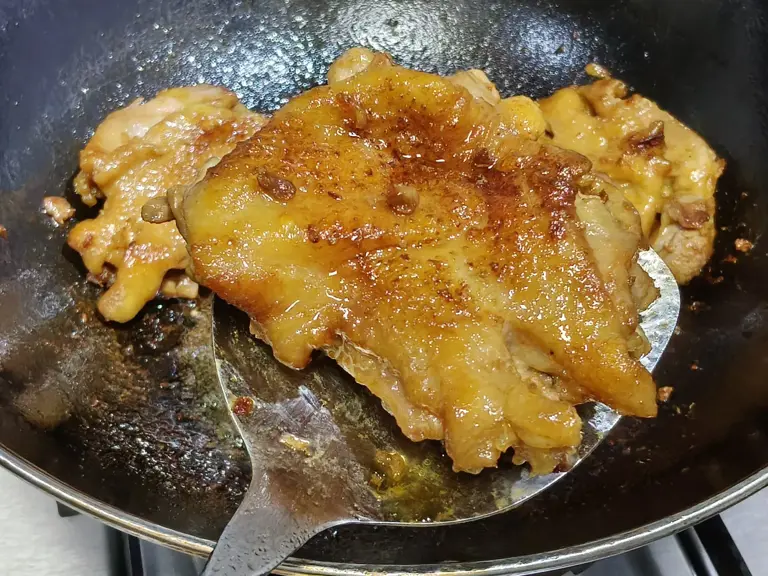 葱油鸡腿肉的做法，简单易学，香嫩多汁