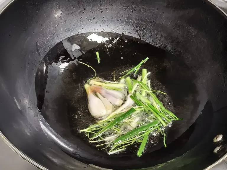 葱油鸡腿肉的做法，简单易学，香嫩多汁