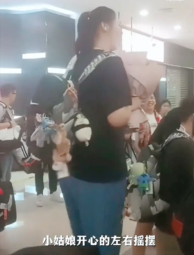 张子宇收礼物扭起来，杨力维变“推车工”，女篮12人名单呼之欲出