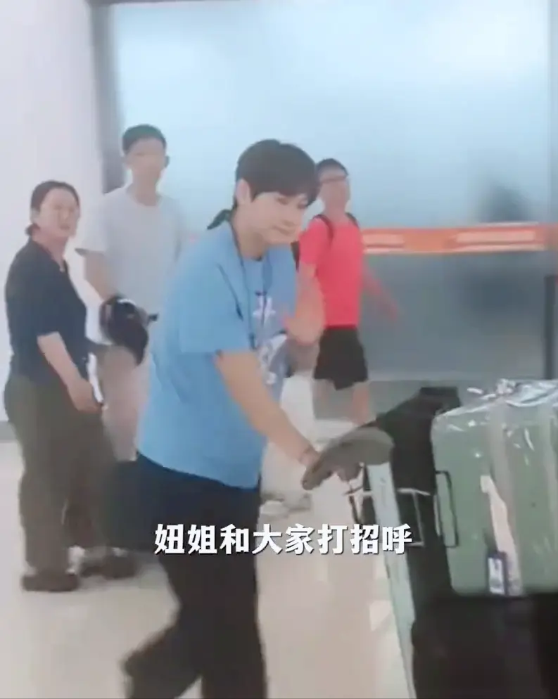 张子宇收礼物扭起来，杨力维变“推车工”，女篮12人名单呼之欲出