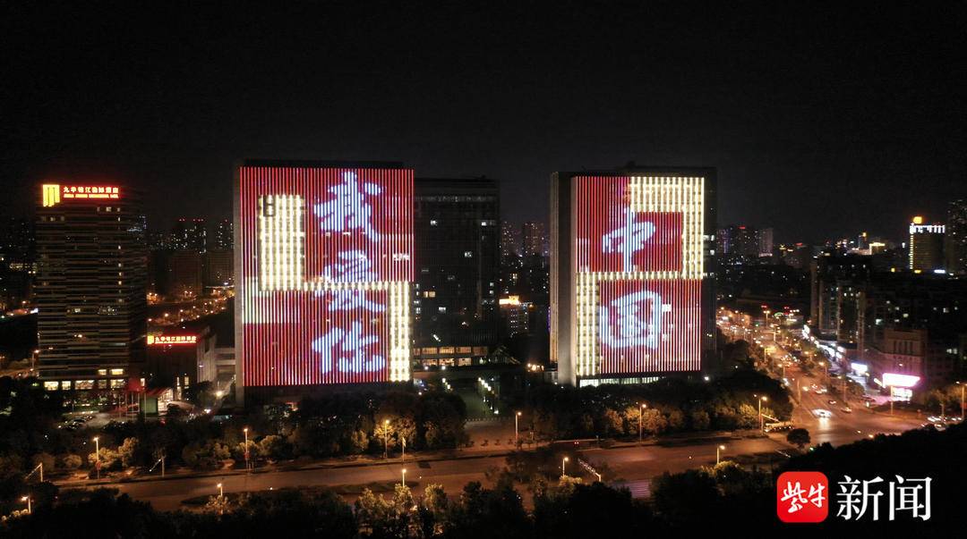 战高温，等进球！“苏超”镇江队主场准备了2900桶矿泉水，还有冰块