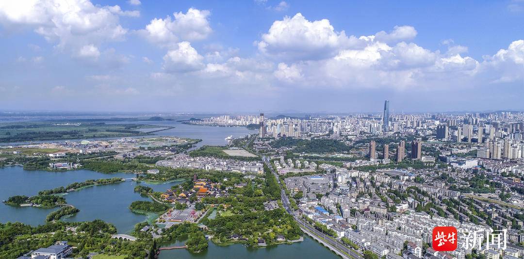 战高温，等进球！“苏超”镇江队主场准备了2900桶矿泉水，还有冰块