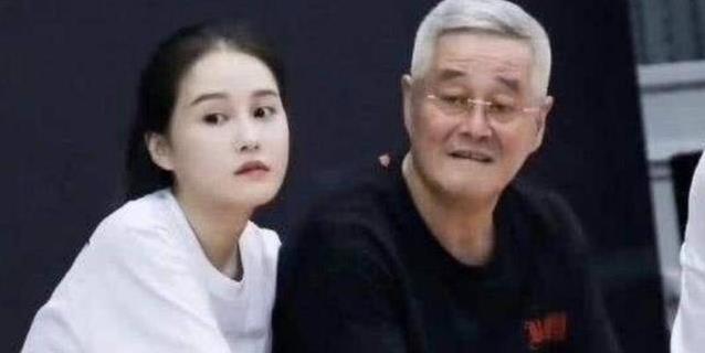 赵本山女儿坐拥亿万财富，重度抑郁却让她站都站不稳？