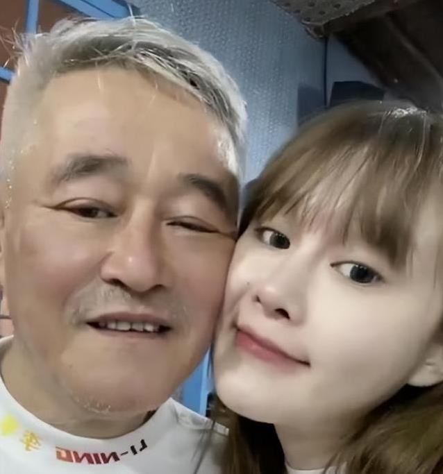 赵本山女儿坐拥亿万财富，重度抑郁却让她站都站不稳？