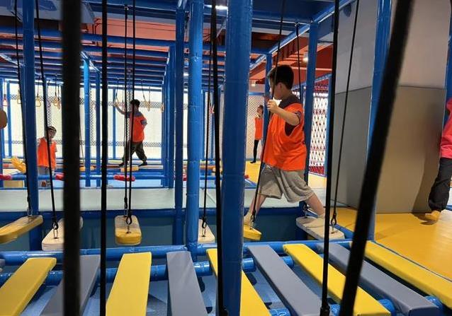 103个孩子赛场撒欢，室内挑战赛火爆全城，家长却喊不够？