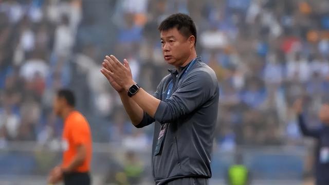 津门虎夏窗本土第三笔签约敲定，于根伟直播时官宣，引发热议
