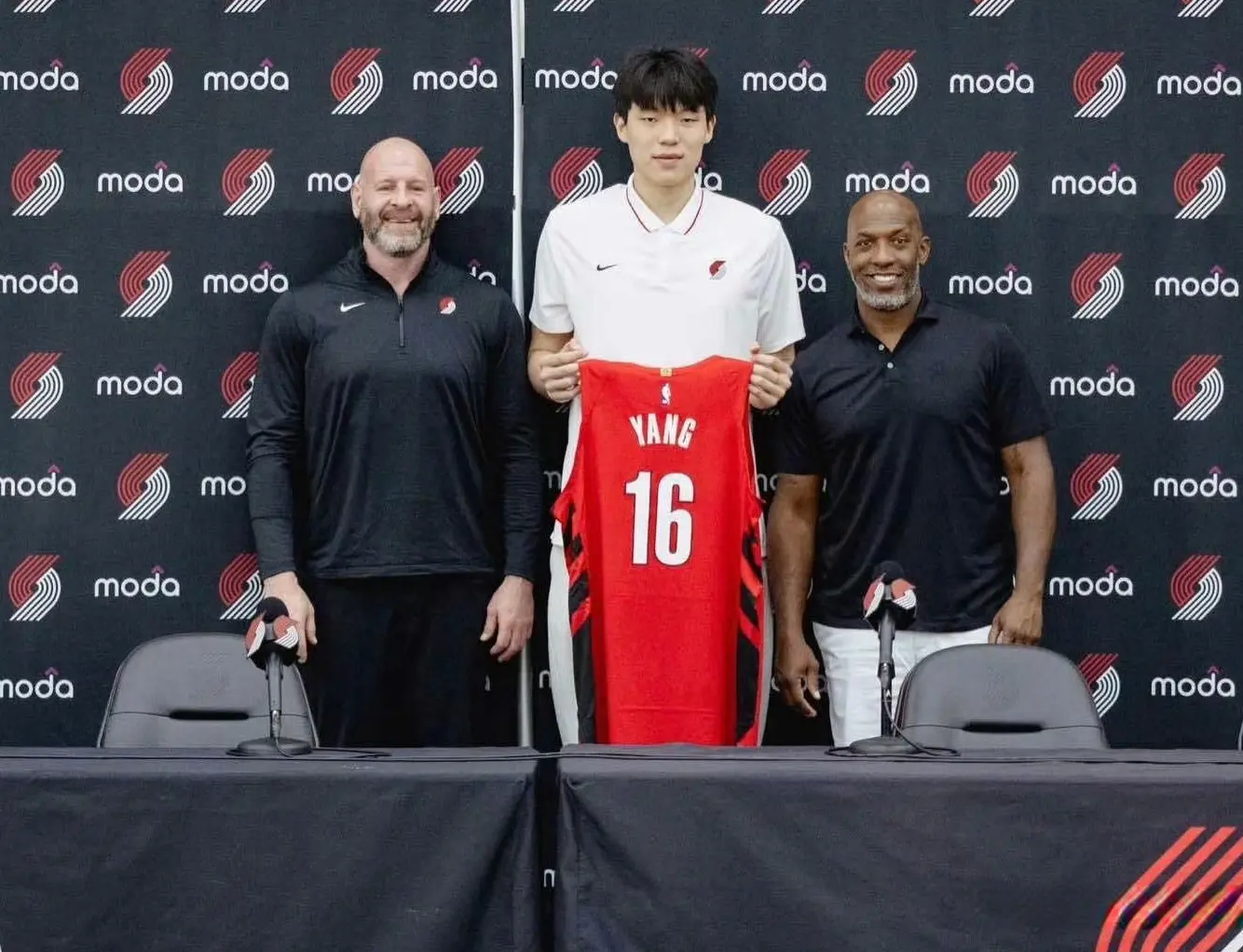 杨瀚森到底要不要打亚洲杯？别拿他和姚明比，山东大汉没那么脆弱