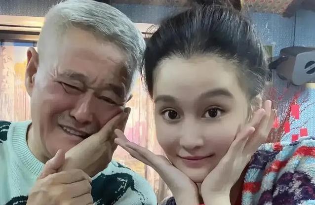 赵本山女儿坐拥亿万财富，重度抑郁却让她站都站不稳？