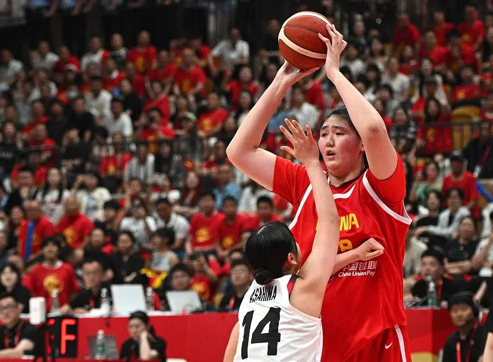 中国女篮VS澳大利亚全力出击！张子宇猛攻内线，宫鲁鸣强调防守