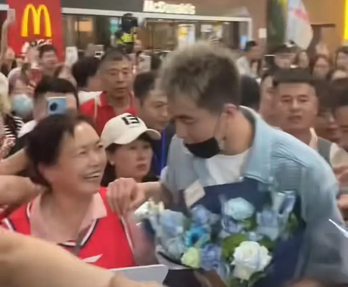 辽宁男篮乌戈在美国与赵维伦碰头，郭艾伦回沈阳被大批粉丝接机