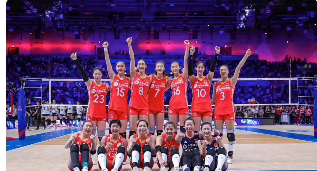 中国女排启程飞往美国，2大新星离队1人入队，经济舱出行太低调