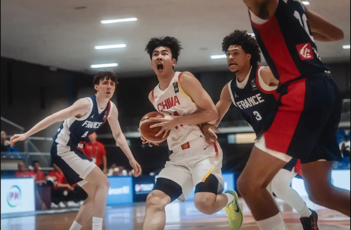 这一夜，U19男篮的体面，被篮板球撕了个粉碎