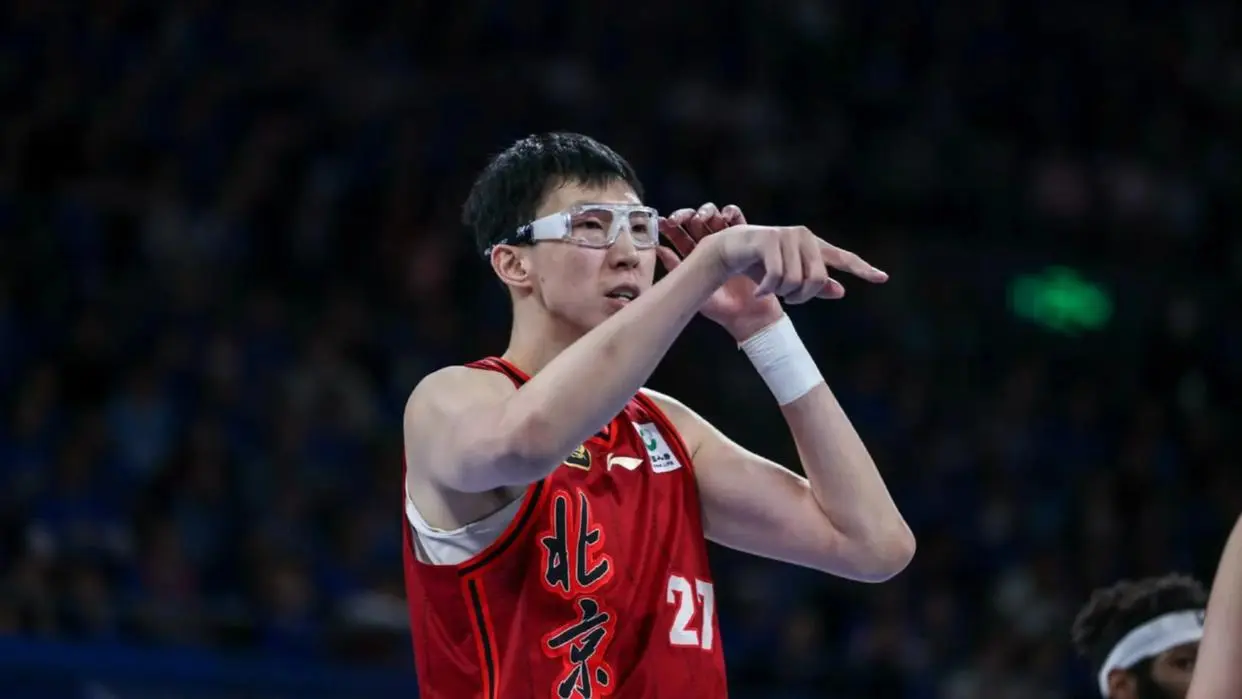 从大魔王到“玻璃人”，周琦退训赴美疗伤，评论区大量恶评太心寒