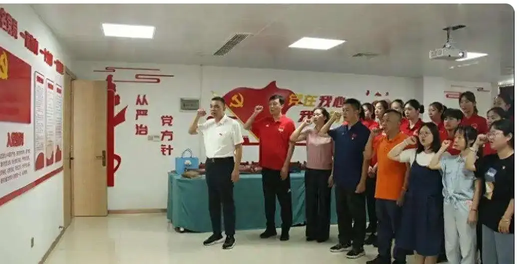 中国女排启程飞往美国，2大新星离队1人入队，经济舱出行太低调