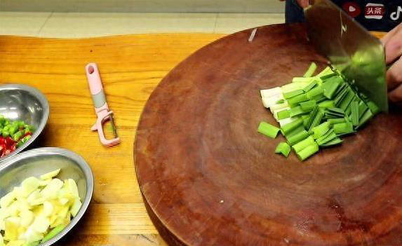 腊肉别直接下锅炒！少了这两步，口感又硬又咸没香味