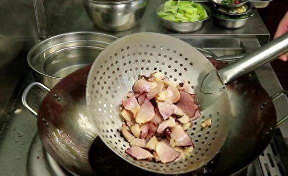腊肉别直接下锅炒！少了这两步，口感又硬又咸没香味